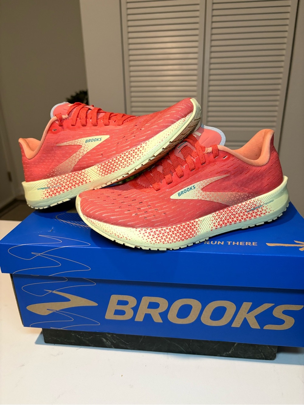 Brooks Hyperion Coral Volt Yellow Rare Womens size 8 running shoes